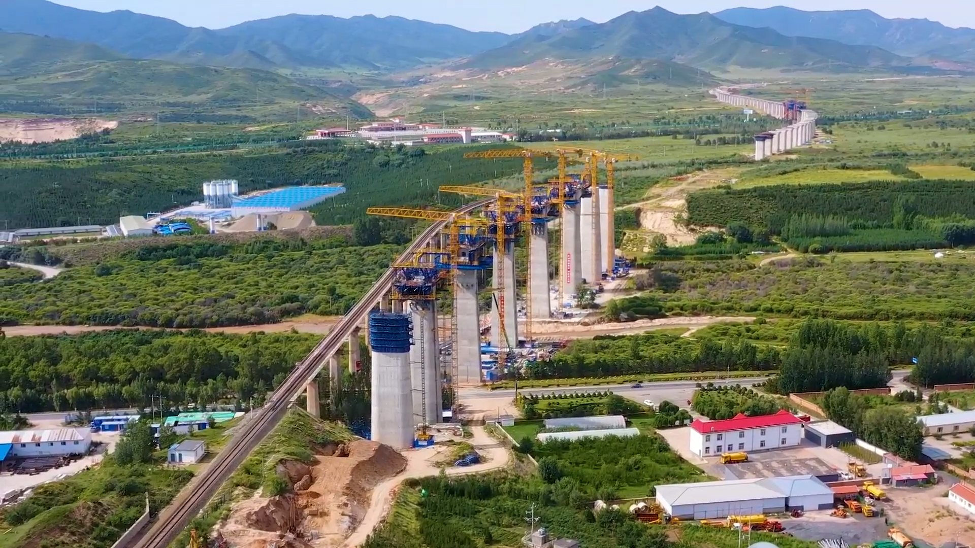 五载奋进筑通途 草原高铁驰九州 ——内蒙古高速铁路有限责任公司